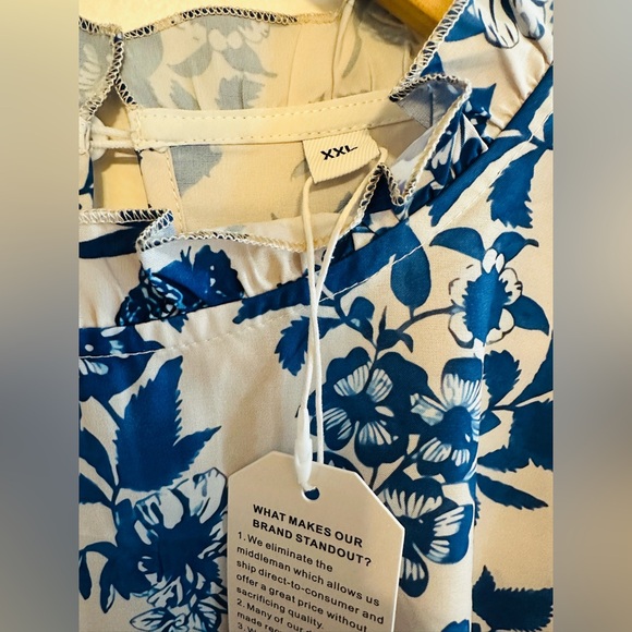 Floral Blue and White Women's Silky Blouse, XXL, NWT - Picture 5 of 6